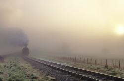 开云体育平台APP-速度的囚徒与战术的迷宫，当F1揭幕战遇上欧联杯封锁艺术