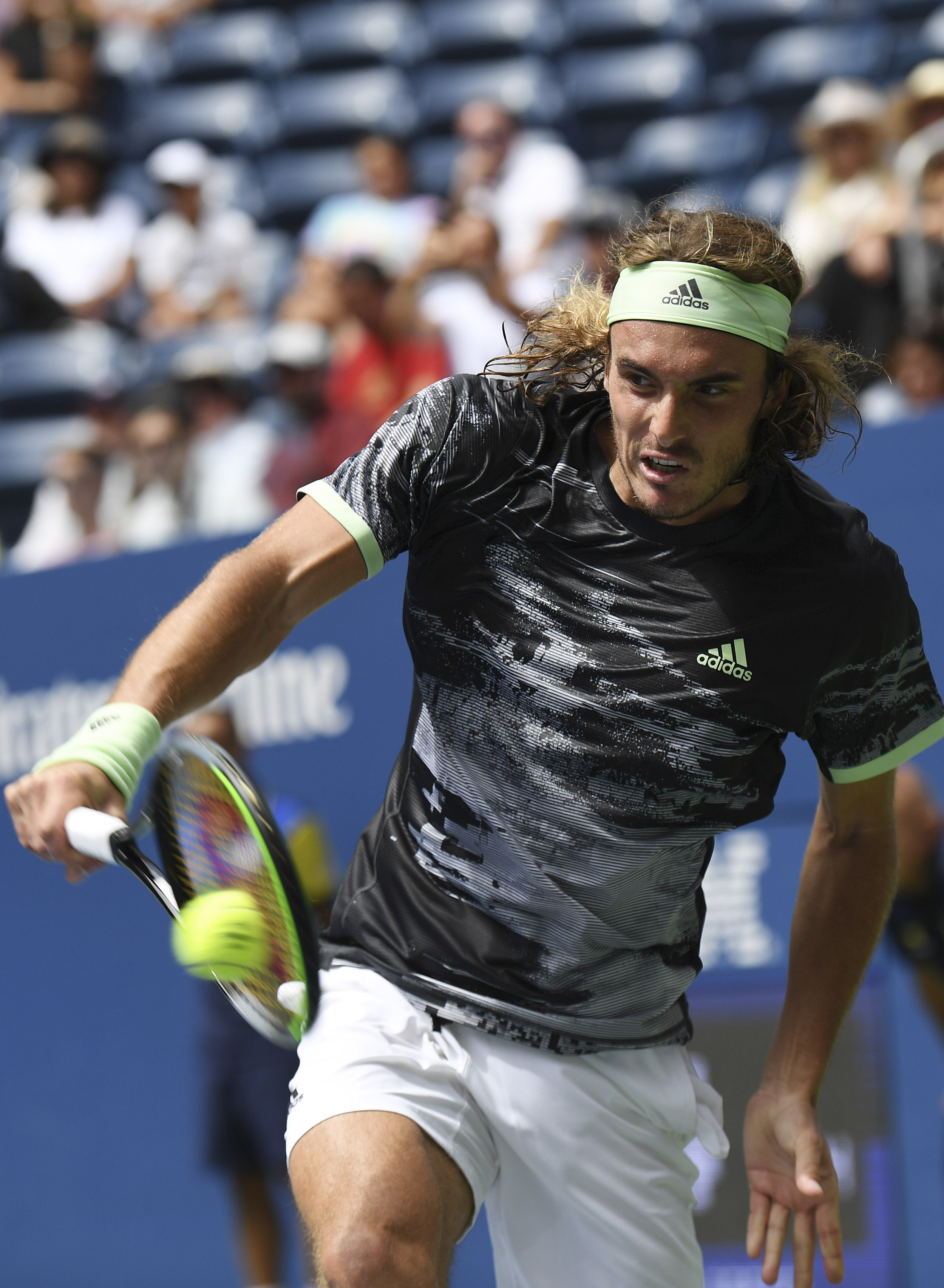 西班牙网球队力克意大利网球队,西西帕斯爆发神勇 西班牙网球队力克意大利网球队,西西帕斯爆发神勇