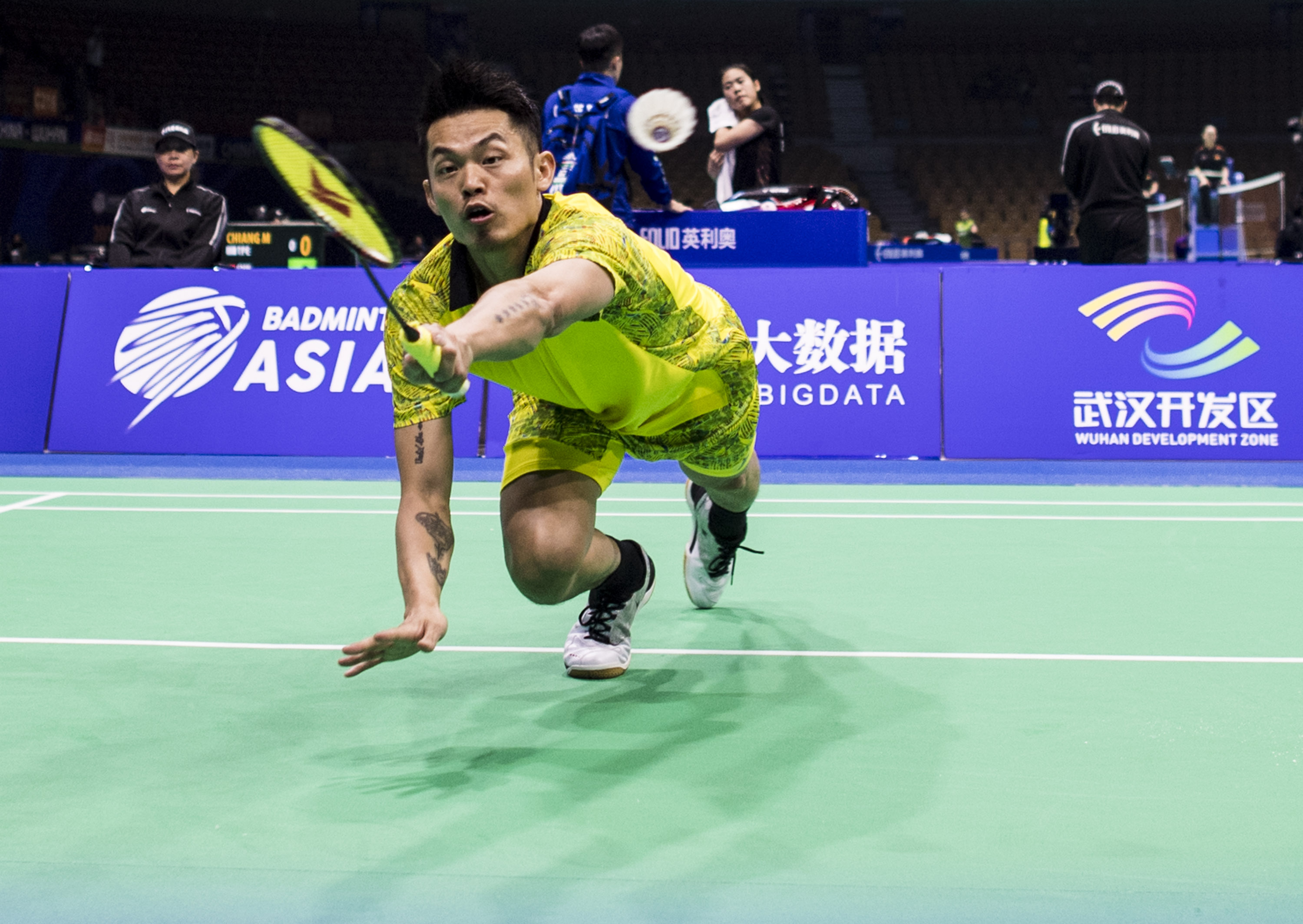 英格兰羽毛球队险胜丹麦羽毛球队，林丹惊艳世界