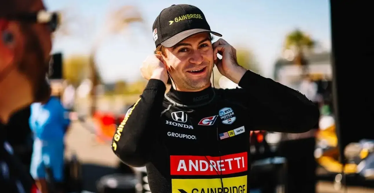 阿斯顿马丁翻盘梅赛德斯，周冠宇点燃赛场