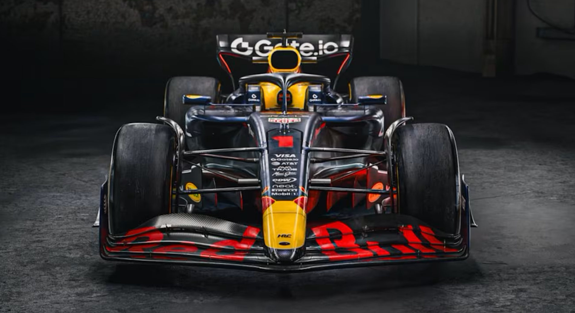 红牛车队绝杀阿斯顿马丁，塞恩斯刷新纪录