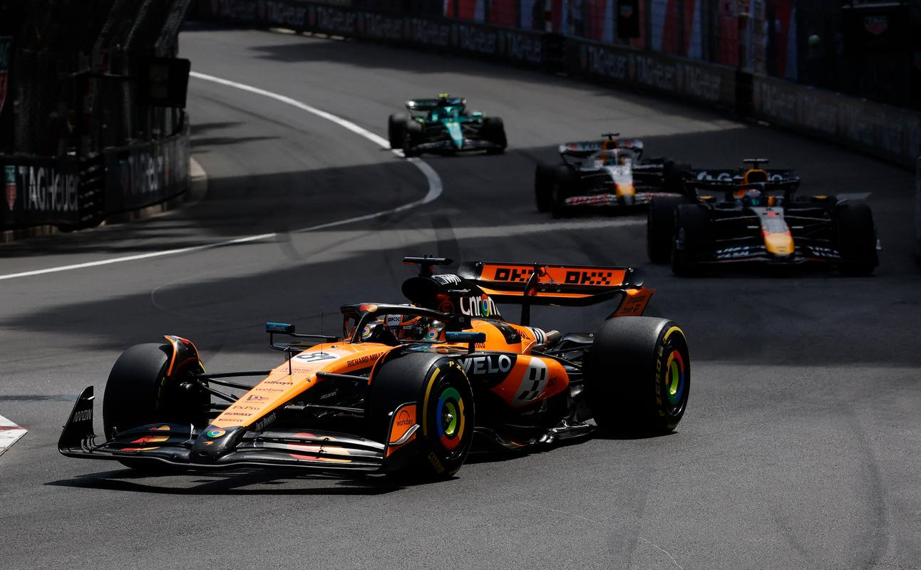 红牛二队横扫威廉姆斯,佩雷兹点燃赛场 红牛二队横扫威廉姆斯,佩雷兹点燃赛场