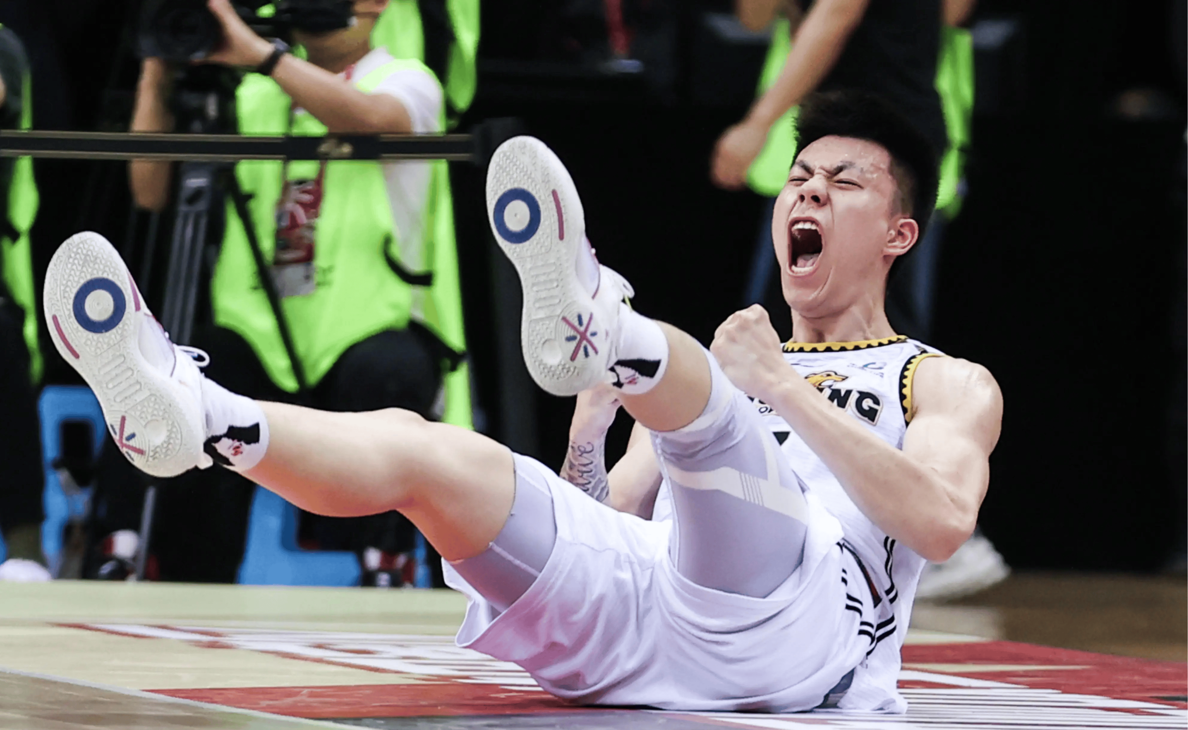 青岛队横扫天津队,张镇麟统治全场 青岛队横扫天津队,张镇麟统治全场